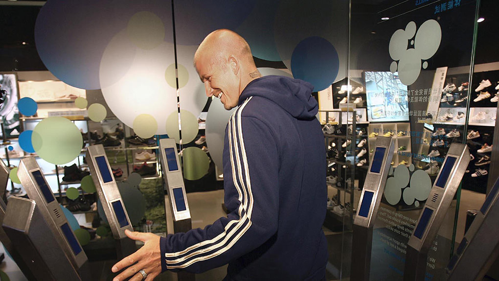 David Beckham testing his 360 reflexes